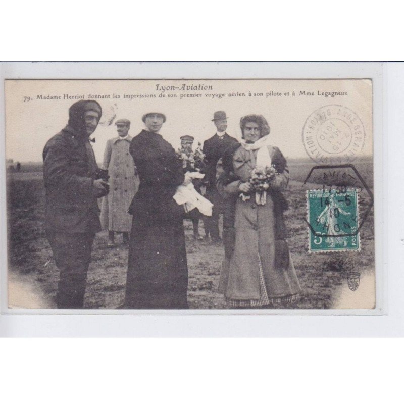 LYON: mme herriot donnant les impressions de son premier voyage aérien a  son pilote et a  mme. legagneux, cachet - état
