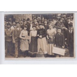 PARIS: les halles, marchand de cartes postales - très bon état