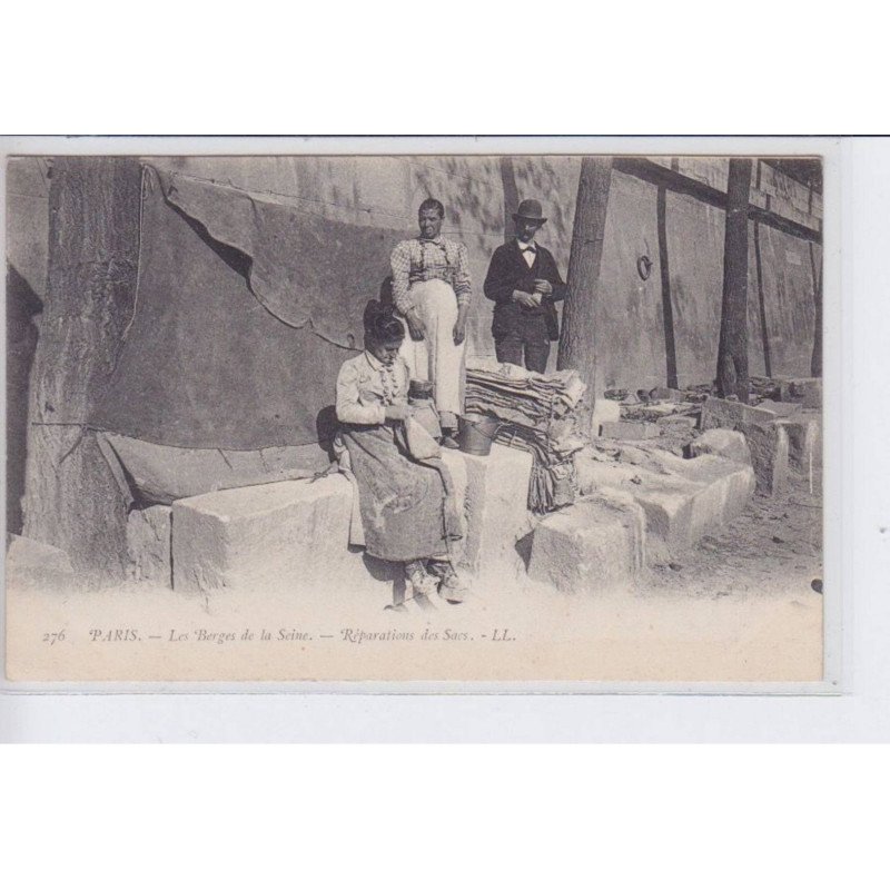 PARIS: les berges de la seine, réparations des sacs - très bon état