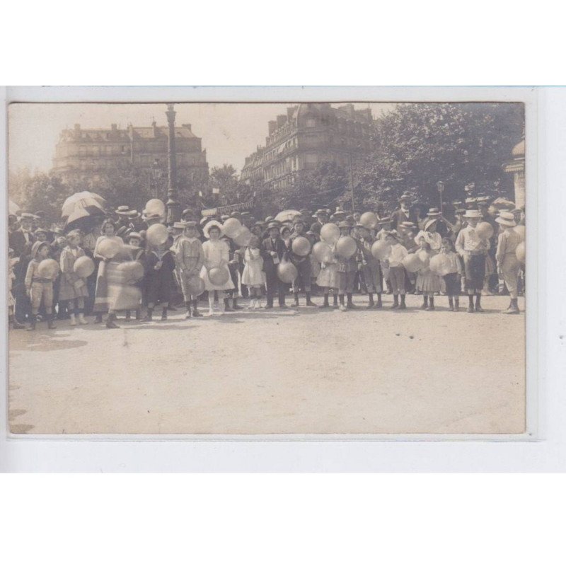 PARIS: personnages, ballons, rassemblement - très bon état