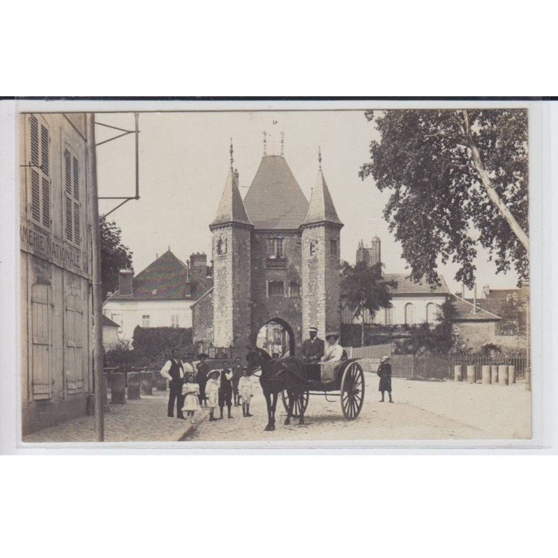 VILLENEUVE-sur-YONNE: attelage, porte de joigny, gendarmerie - très bon état