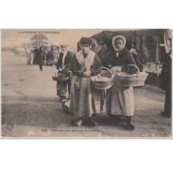 L'AUVERGNE PITTORESQUE : paysannes des environs de THIERS - très bon état