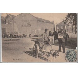 FERRIERES LA GRANDE : le marchand de journaux et sa voiture à chien - état (un manque à droite de la carte)
