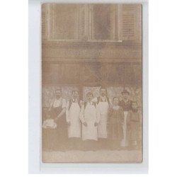 FRANCE - Lorraine coiffeur, personnages devant salon - état
