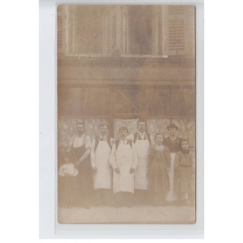 FRANCE - Lorraine coiffeur, personnages devant salon - état