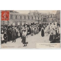 LA FLECHE - fêtes de Jeanne d'Arc - 12 juin 1910 - le cortège - état (un coin plié et une tache)