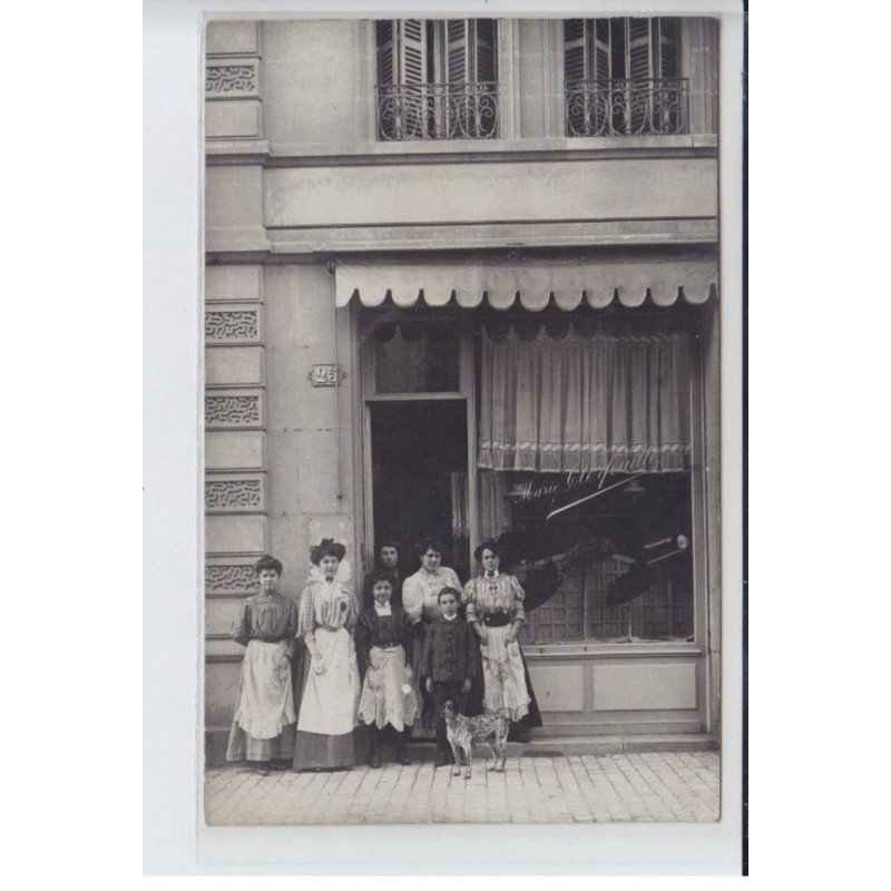 FRANCE: marie clerfeuille, personnages devant leur boutique de chapeaux, chien - très bon état