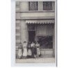 FRANCE: marie clerfeuille, personnages devant leur boutique de chapeaux, chien - très bon état