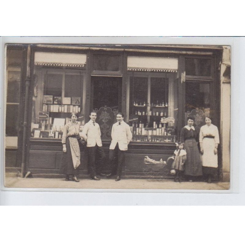 FRANCE: épicerie (?), groupe de personnes - très bon état