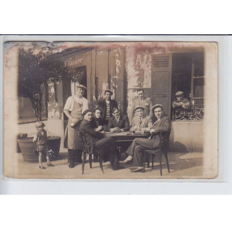 FRANCE: R. Flassière(?), personnages à table, apéro, jeu de cartes - état