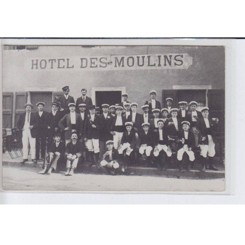 FRANCE: hotel des moulins, groupe de personnes, musiciens - très bon état FRANCE: hotel des moulins, groupe de personnes, musiciens - très bon état
