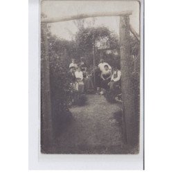 FRANCE: chalet de la purée N1, personnages apéro, vins - très bon état