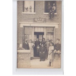 FRANCE: café tabac, personnages, personnes assis à la fenêtre, magniez à roquencourt(?) - très bon état