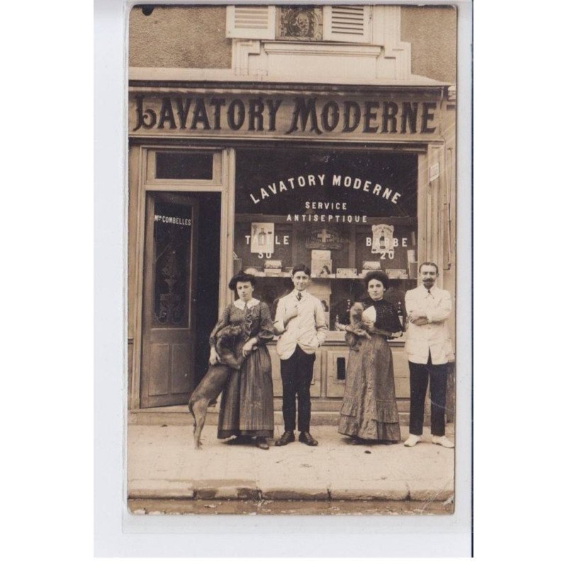 FRANCE: lavatory moderne service antiseptique, maison Combelles, chiens - état