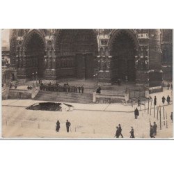 AMIENS : carte photo du trou dû à un effondrement du sol devant la cathédrale en 1925 - très bon état