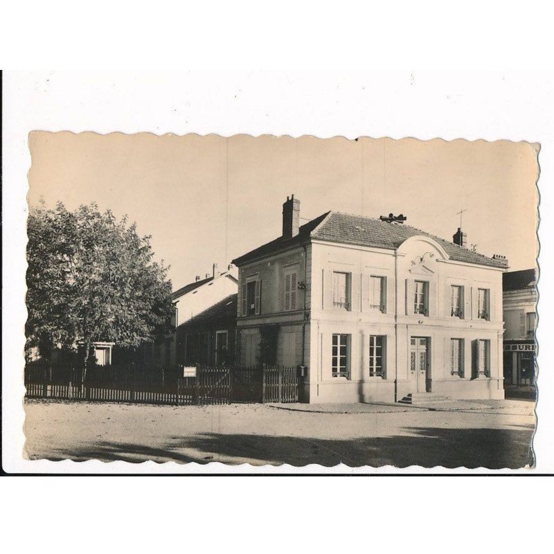 SAINT-GERMAIN-sur-MORIN: place de la mairie - très bon état