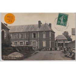 WAVIGNIES : carte photo de l'école des filles en 1912 - bon état (une gomme jaune collée au recto)