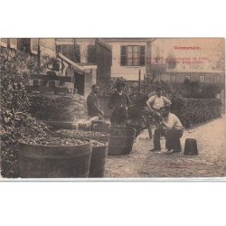 NORMANDIE : GOURNAY-EN-BRAY - fabrication du cidre en maison bourgeoise - repos et dégustation - état (un coin plié)