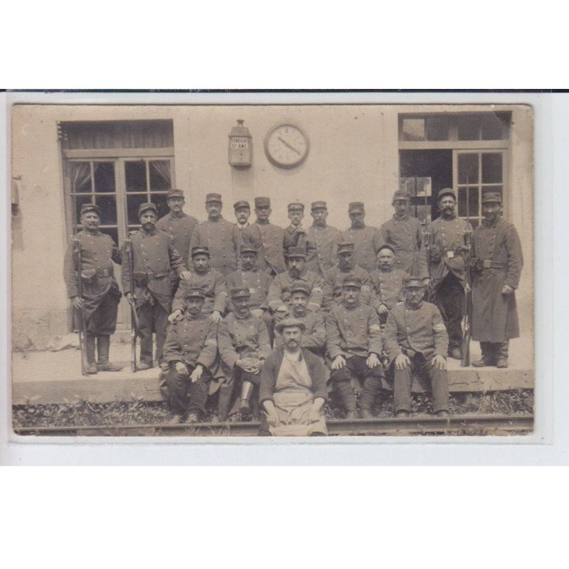 SYNDICAT-SAINT-AME: carte photo de militaires à la gare - très bon état