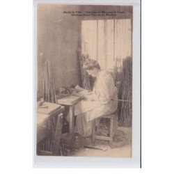 MAILLY-la-VILLE: fabrique de manches de fouet montage d'une poignée de manilles - état