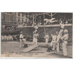 Oeuvres des orphelins d'AUTEUIL : fête gymnastique et militaire en 1912 - le saut à la perche - très bon état