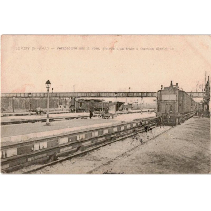 JUVISY: perspective sur la voie, arrivée d'un train à traction électrique -état