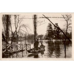 JUVISY: inondation janvier 1910 parc de juvisy, maire député visitant les sinistrés - état