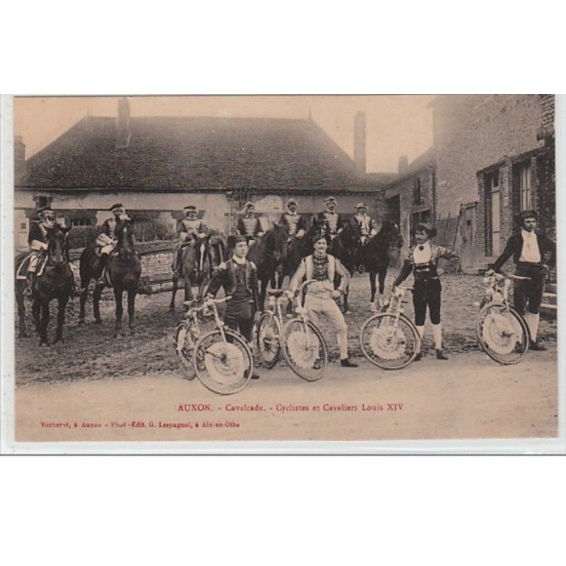AUXON -: cavalcade - cyclistes et cavaliers Louis XIV - Très bon état