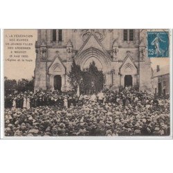 NEUVIZY : la fédération des oeuvres de jeunes filles des Ardennes - ! août 1920 - l'église et la foule - Très bon état