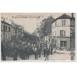 MONTREUIL-SOUS-BOIS : marché aux puces - la rue Saint-Mandé - le dimanche - Très bon état