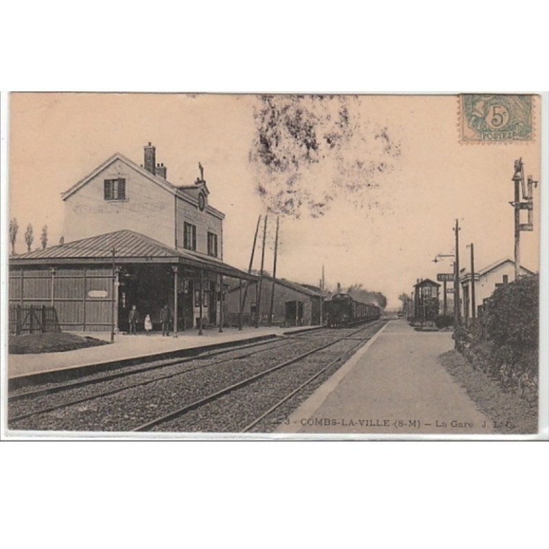 COMBS LA VILLE : la gare - état (un léger pli et une tâche au recto)