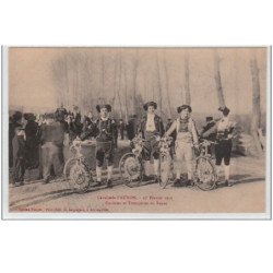 AUXON : cavalcade - 27 février 1910 - cyclistes et trompettes au repos - Très bon état