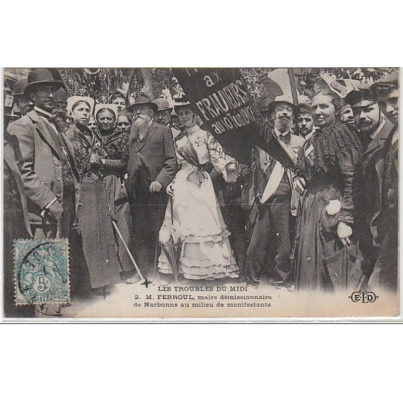 NARBONNE : les troubles du Midi - M. Ferroul, maire démissionnaire de Narbonne au milieu des manifestants - Très bon éta