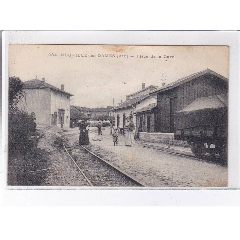 NEUVILLE-les-DAMES: place de la gare - très bon état