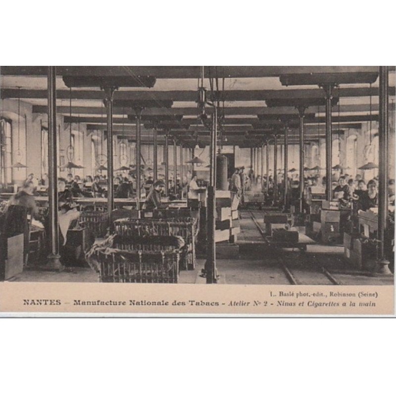 NANTES : Manufacture Nationale des Tabacs vers 1920 - Ninas et cigarettes a la main - très bon état