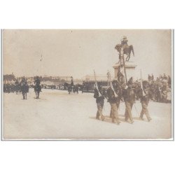 CHERBOURG : carte photo d'un défilé militaire du 14 juillet 1912 (date précisée au dos d'une des cartes photo) - très bo