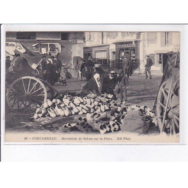 CONCARNEAU: marchande de sabots sur la place - très bon état