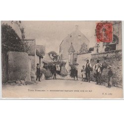 Types Normands : moissonneurs partant pour lier le blé vers 1910 - bon état (un tout petit pli d'angle)