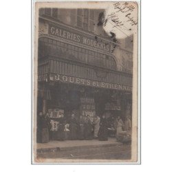 VERSAILLES : carte photo du magasin des """"Galeries Modernes"""" vers 1900 - bon état (un léger pli d'angle)