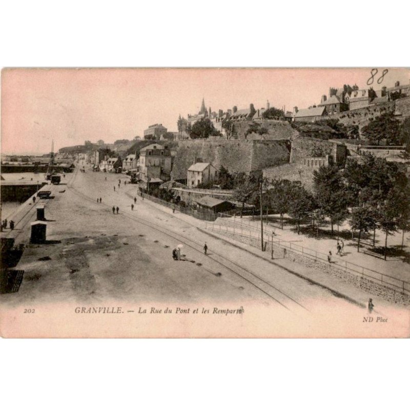 GRANVILLE: la rue du pont et les remparts - très bon état