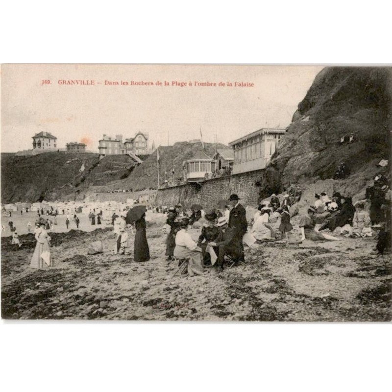 GRANVILLE: dans les rochers de la plage à l'ombre de la falaise - très bon état