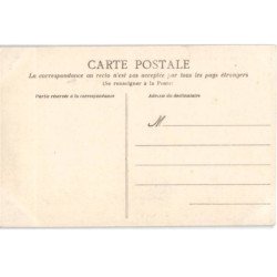 GRANVILLE: dans les rochers de la plage à l'ombre de la falaise - très bon état