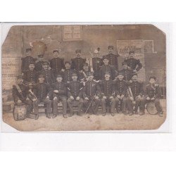MERU - Carte Photo - clique des pompiers au 14 juillet 1901 le long de l'église - état