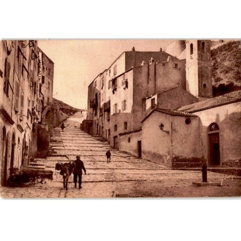 CORSE: BONIFACIO: vieille rue descendant à l'unique fontaine de la ville - très bon état