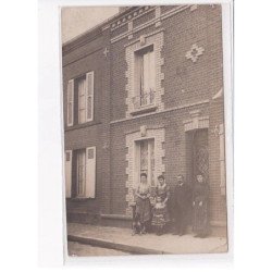 MERU - Carte Photo - Gens devant maison - état