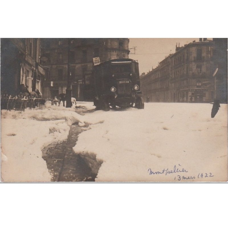 MONTPELLIER : carte photo d'un autobus après une pluie de grêle en 1922 - très bon état