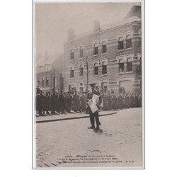 LENS : obsèques du lieutenant LAUTOUR en 1906 - les marchans de journaux assiégeant la place - très bon état