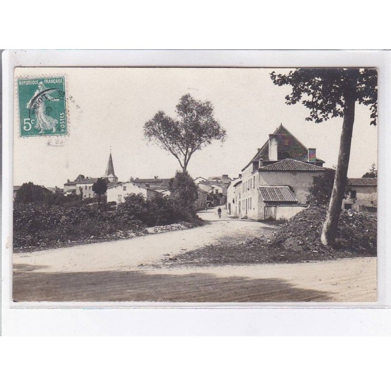 SAINT-MARTIN-D'ESTREAUX: vue du village - très bon état