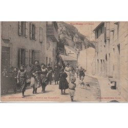 ROQUEFORT : la sortie des cabanières (ouvrières des caves ou l'on fabrique le fromage) vers 1910 - très bon état