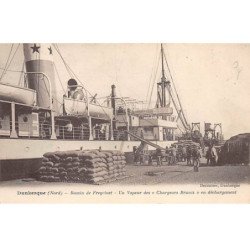 DUNKERQUE - Bassin de Freycinet - Un Vapeur des " Chargeurs Réunis " en déchargement - très bon état